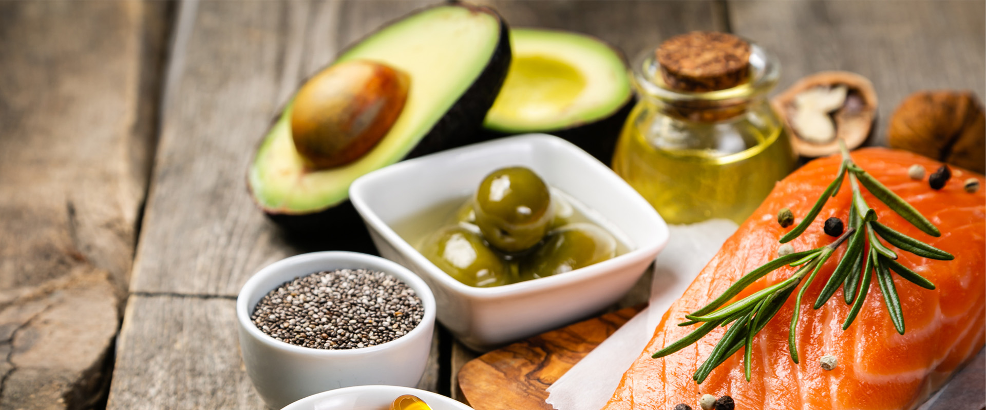 Reichhaltige Lebensmittel wie Avocado und Lachs sind angerichtet