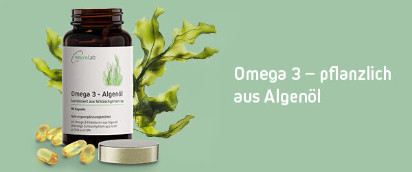 Das Bild zeigt eine Dose Omega 3 Algenöl, im Vordergrund einige Kapseln, im Hintergrund eine Alge