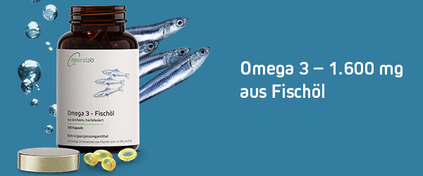 Das Bild zeigt eine Dose Omega 3 Fischöl, im Vordergrund einige Kapseln, im Hintergrund einige Sardinen und Wasserblasen