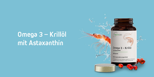 Das Bild zeigt eine Dose Omega 3 Krillöl, im Vordergrund einige Kapseln, im Hintergrund ein Krill und Wasserspritzer