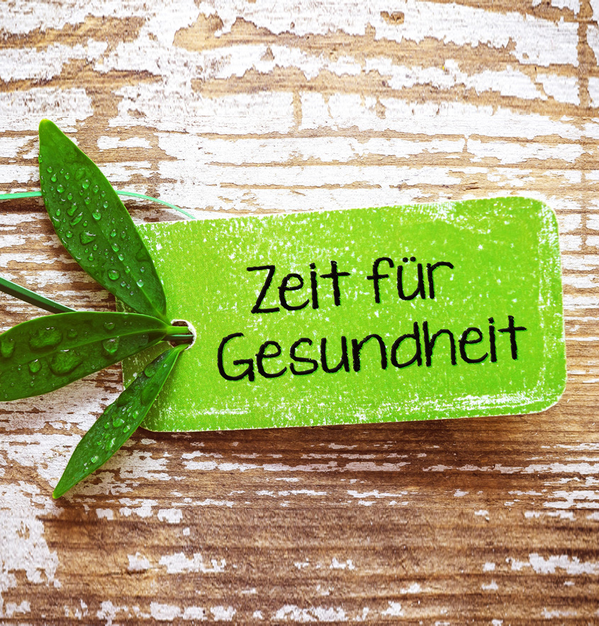 "Zeit für Gesundheit" steht auf einem grünen Post it - dekoriert mit Blättern