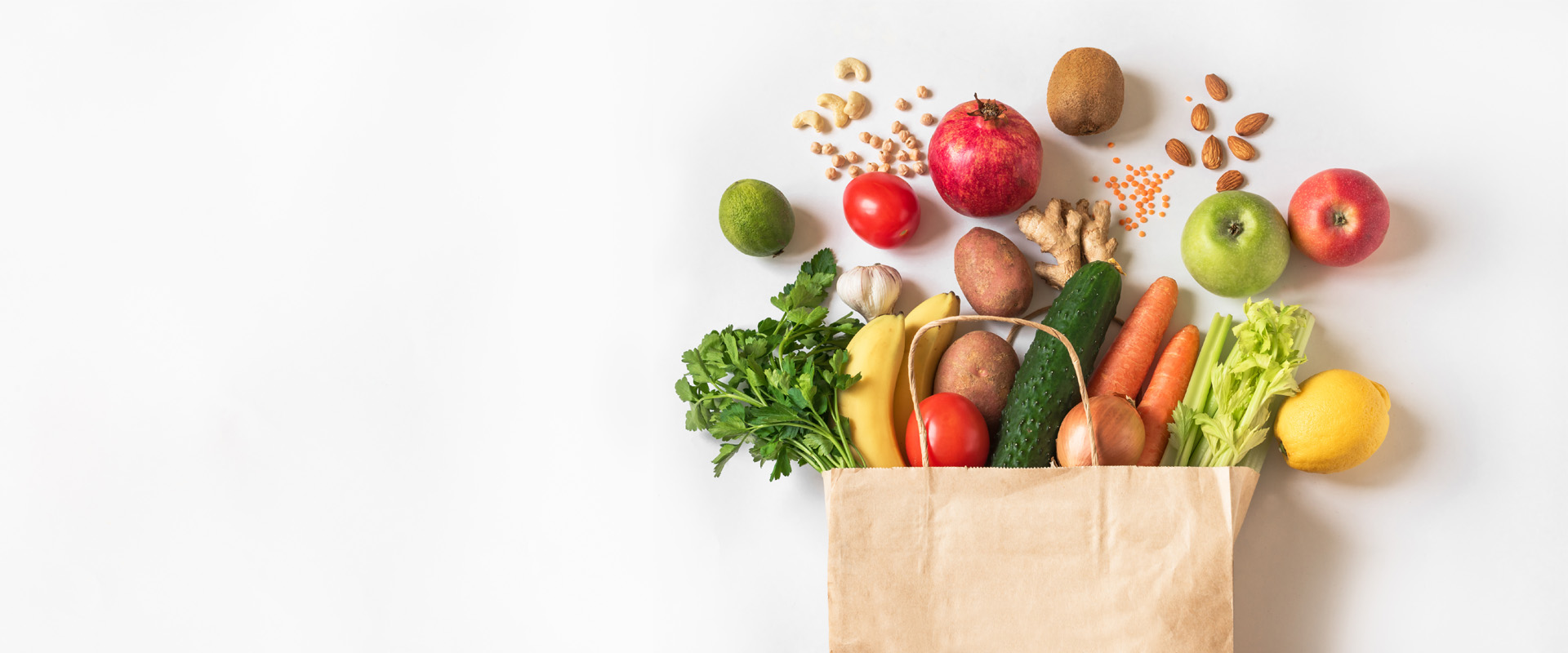 In einer Papiertüte ist leckeres und gesundes Obst und Gemüse