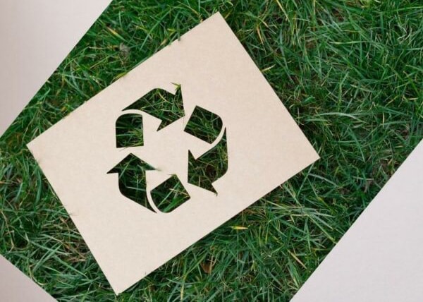 Recycling Symbol auf einer grünen Wiese
