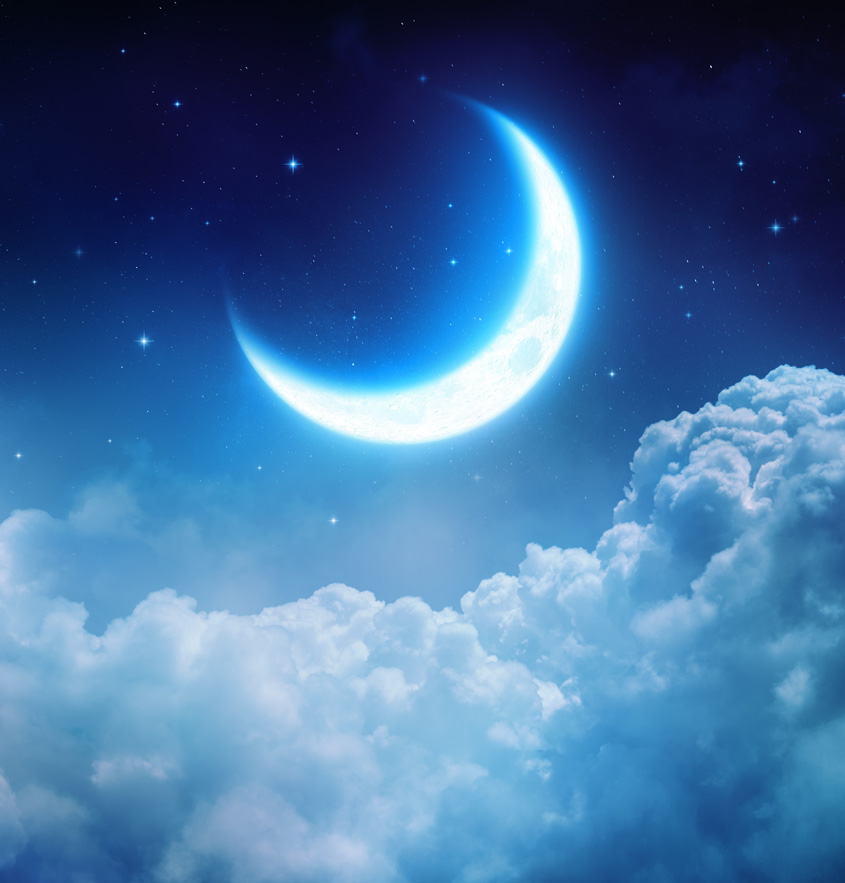 Ein Sichelmond erstrahlt hell am Sternenhimmel über den Wolken